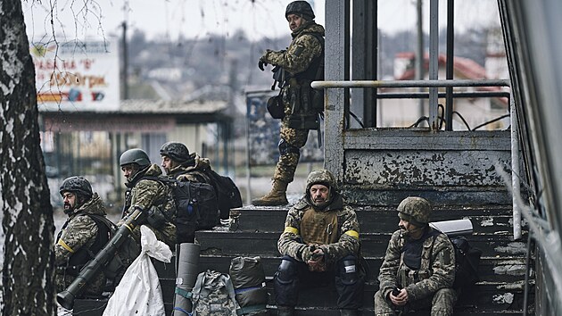 Ukrajintí vojáci drí své pozice v Bachmutu v Doncké oblasti na Ukrajin....