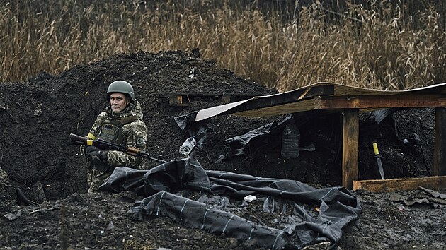 Ukrajinský voják v zákopu na své pozici v Bachmutu v Doněcké oblasti na Ukrajině (17. prosince 2022)