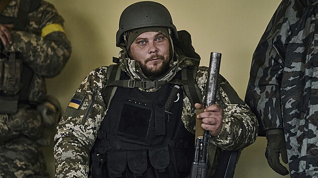 Ukrajinský voják v Bachmutu v Doněcké oblasti (17. prosince 2022)