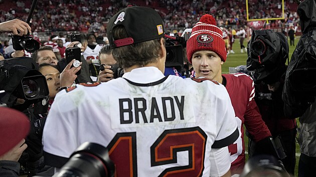 Tom Brady (12) z Tampa Bay Buccaneers gratuluje svmu soupei Brocku Purdymu ze San Francisco 49ers.