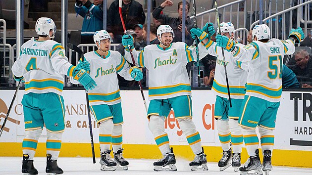 Tom� Hertl (s A) ze San Jose Sharks slav� sv�j g�l, mezi gratulanty je i Radim �imek (51).