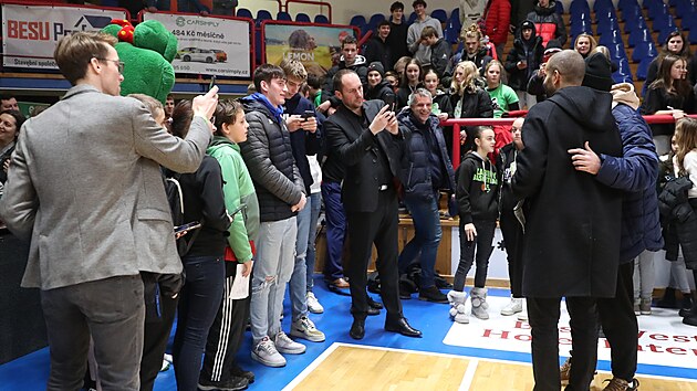 Tony Parker dorazil do Brna s basketbalistkami z Lyonu, po zpase se vnoval fanoukm.