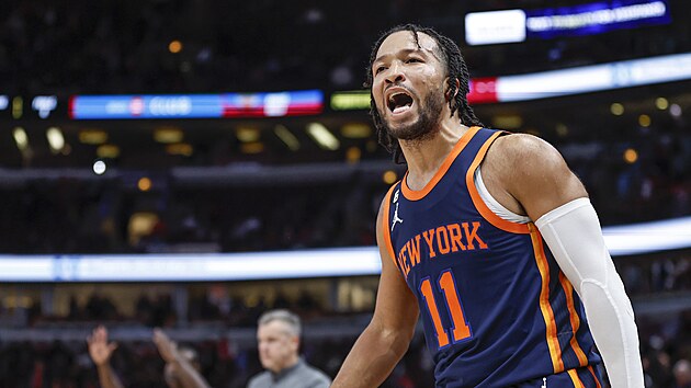 Jalen Brunson (11) z New York Knicks se raduje z poveden akce.