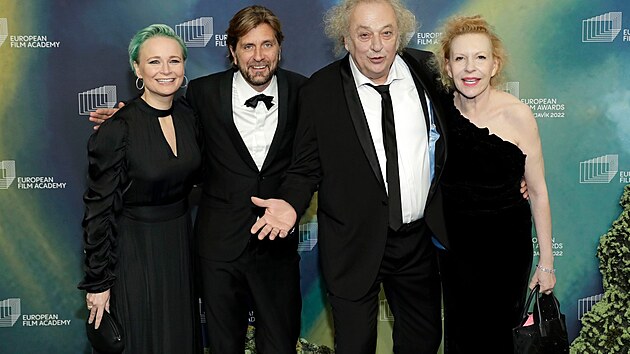 Hereka Vicki Berlinov, reisr Robert stlund, herci Zlatko Buri a Sunnyi Mellesov na pedvn cen Evropsk filmov akademie (10. prosince 2022)