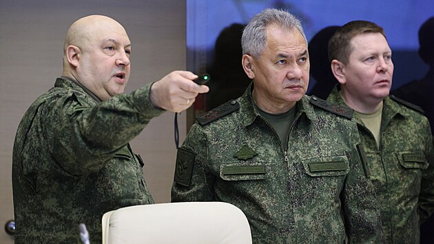 Nejvy rusk vojensk velitel na Ukrajin generl Sergej Surovikin (vlevo) a rusk ministr obrany Sergej ojgu (17. prosince 2022)