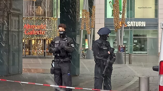 Policie zadrela tonka z obchodnho domu Altmarkt-Galerie, kter se zmocnil dvou rukojmch. Nkupn centrum zstv uzaven, na mst probh vyetovn. (10. prosince 2022)