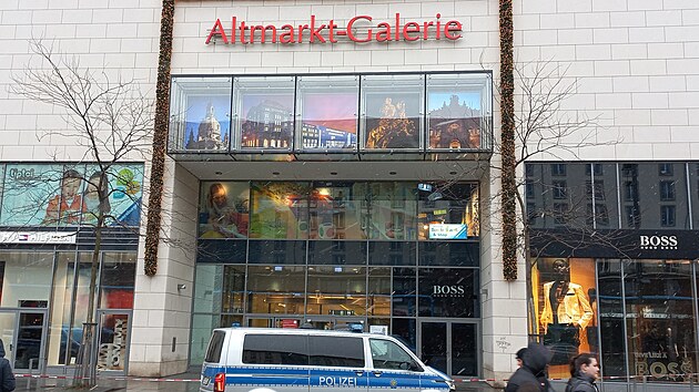 Policie zadrela tonka z obchodnho domu Altmarkt-Galerie, kter se zmocnil dvou rukojmch. Nkupn centrum zstv uzaven, na mst probh vyetovn. (10. prosince 2022)