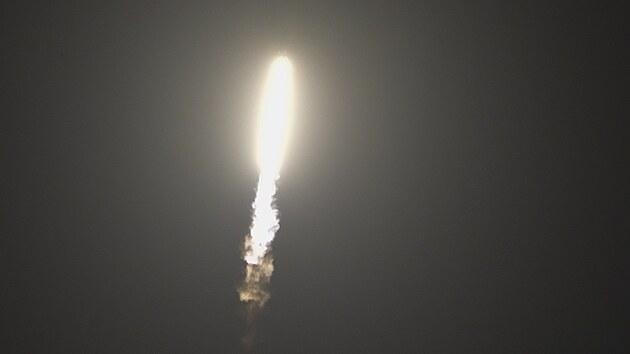 Z mysu Canaveral odstartovala raketa Falcon 9, kter m k Msci vynst lunrn voztko Rad. (11. prosince 2022)
