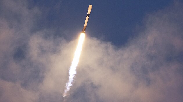 Z mysu Canaveral odstartovala raketa Falcon 9, kter m k Msci vynst lunrn voztko Rad. (10. prosince 2022)