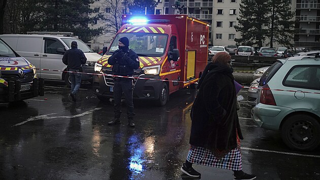 Po poru domu na pedmst Lyonu ve Francii zahynulo 10 lid. Na mst zasahuje hasisk sbor. (16. prosince 2022)