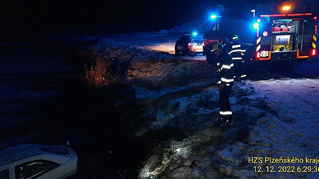 Na Klatovsku skonilo auto v rybnce. Vyprostit ho museli hasii.