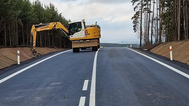 Motorist u jezd ze Stbra na Tachovsku k dlnici D5 u Ostrova po kompletn pestavnm pivadi.