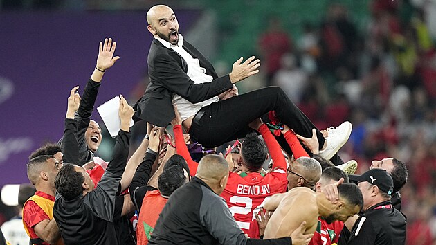 Trenér marocké fotbalové reprezentace Valíd Radraduí slaví nad hlavami svých...