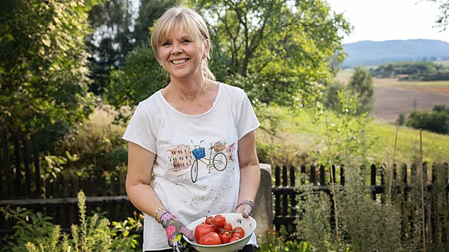 Eva Pavlov, manelka prezidentskho kandidta Petra Pavla, na jejich chalup.