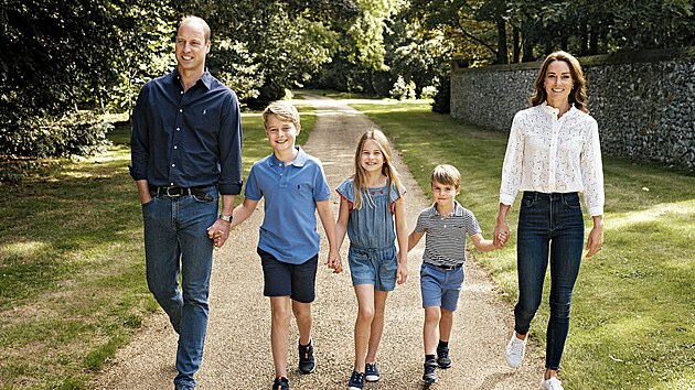 Princ William, princ George, princezna Charlotte, princ Louis a princezna Kate na snmku z Norfolku pro vnon pn (2022)