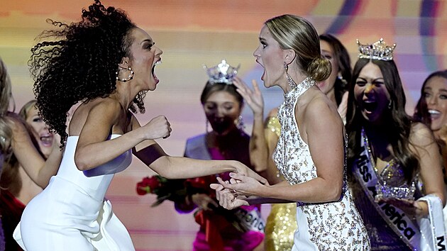 Miss New York Taryn Delanie Smithová a Miss Wisconsin Grace Stanke po vyhlášení vítězky Miss America 2023 (Uncasville, 15. prosince 2022)