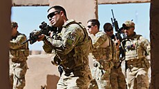 Agadez. Ameri�tí speciálové cvi�í nigerské jednotky v boji proti islamist�m....