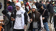 Mladý pár v ulicích Teheránu (6. prosince 2022)