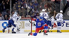 Filip Chytil z NY Rangers oslavuje gól proti Torontu.