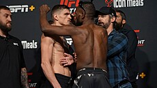 David Dvo�ák (vlevo) p�ed soubojem s Manelem Kapem.