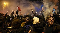 Boulivá atmosféra na Champs-Élysées po semifinále fotbalového MS Francie -...