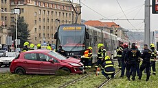 V Dejvicích se stetlo auto s tramvají. idika vozu byla ván zranna. (10....