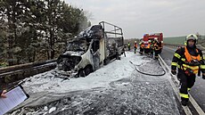 Na Kladensku hořela dodávka s televizemi, požár omezil dopravu na silnici I/7....