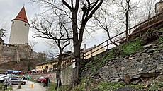 U hradu K�ivoklát spadlo dít� ze zhruba 3 a p�l metrové vý�ky. (11. prosince...