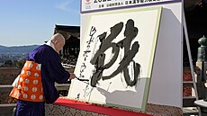 Nejvý�e postavený buddhistický mnich klá�tera Kijomizu v Kjótu pí�e na japonský...