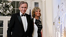 Bernard Arnault s manželkou přicházejí na večeři s americkým prezidentem v...