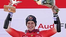 výcar Marco Odermatt slaví vítzství v obím slalomu ve Val D'Isere.