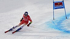 výcar Marco Odermatt bhem obího slalomu ve Val D'Isere.