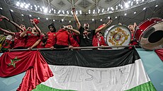 Maro�tí fanou�ci s vlajkou Palestiny p�ed utkáním s Portugalskem.