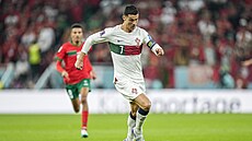 Portugalec Cristiano Ronaldo dribluje ve čtvrtfinále mistrovství světa s...