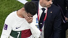 Plaící Portugalec Cristiano Ronaldo rychle opoutí hit po závreném hvizdu...