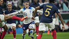 Angli�an Phil Foden se prodírá francouzskou obranou ve �tvrtfinále mistrovství...