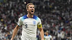 Anglický kapitán Harry Kane salví gól proti Francii ve čtvrtfinále mistrovství...