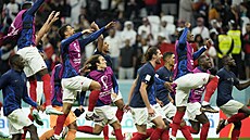 Francouztí fotbalisté oslavují postup do semifinále mistrovství svta.