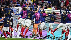 Francouztí fotbalisté se radují z postupu do semifinále mistrovství svta.