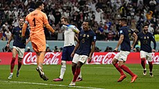 Francouztí fotbalisté se radují z nepromnné penalty Angliana Harryho Kanea.