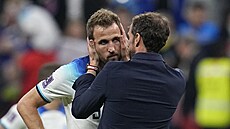 Trenér Gareth Southgate utuje kapitána Harryho Kanea.