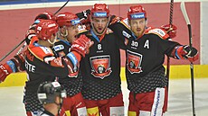 Hokejisté Hradce Králové slaví gól proti Karlovým Varm.