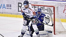 Vítkovický kapitán Luká� Kren�elok cloní branká�i Plzn� Dominiku Pavlátovi.
