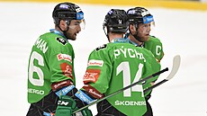 Ondej Najman (vlevo), Pavel Pýcha a Jan Stránský z Mladé Boleslavi se radí...