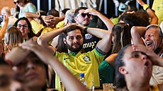 Zklamaní brazilští fanoušci sledují čtvrtfinálový zápas s Chorvatskem.