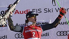 Norský ly�a� Lucas Braathen slaí vít�zství v ob�ím slalomu v Alta Badii.