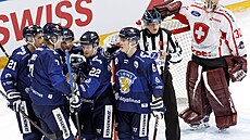 Hokejisté Finska slaví gól proti výcarsku na výcarských hokejových hrách.