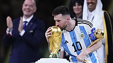 Argentinský útočník Lionel Messi líbá trofej pro vítěze mistrovství světa. (18....