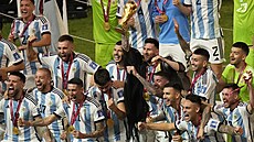 Argentintí fotbalisté slaví vítzství na mistrovství svta. (18. prosince 2022)