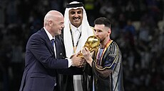 Argentinský kapitán Lionel Messi přebírá trofej pro vítěze mistrovství světa od...